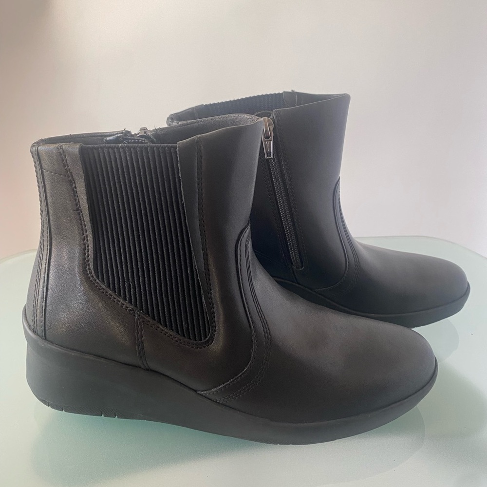 Clarks Sutton Raye Black Leather Ankle Boots | Size 8 | Side Zip | NWT